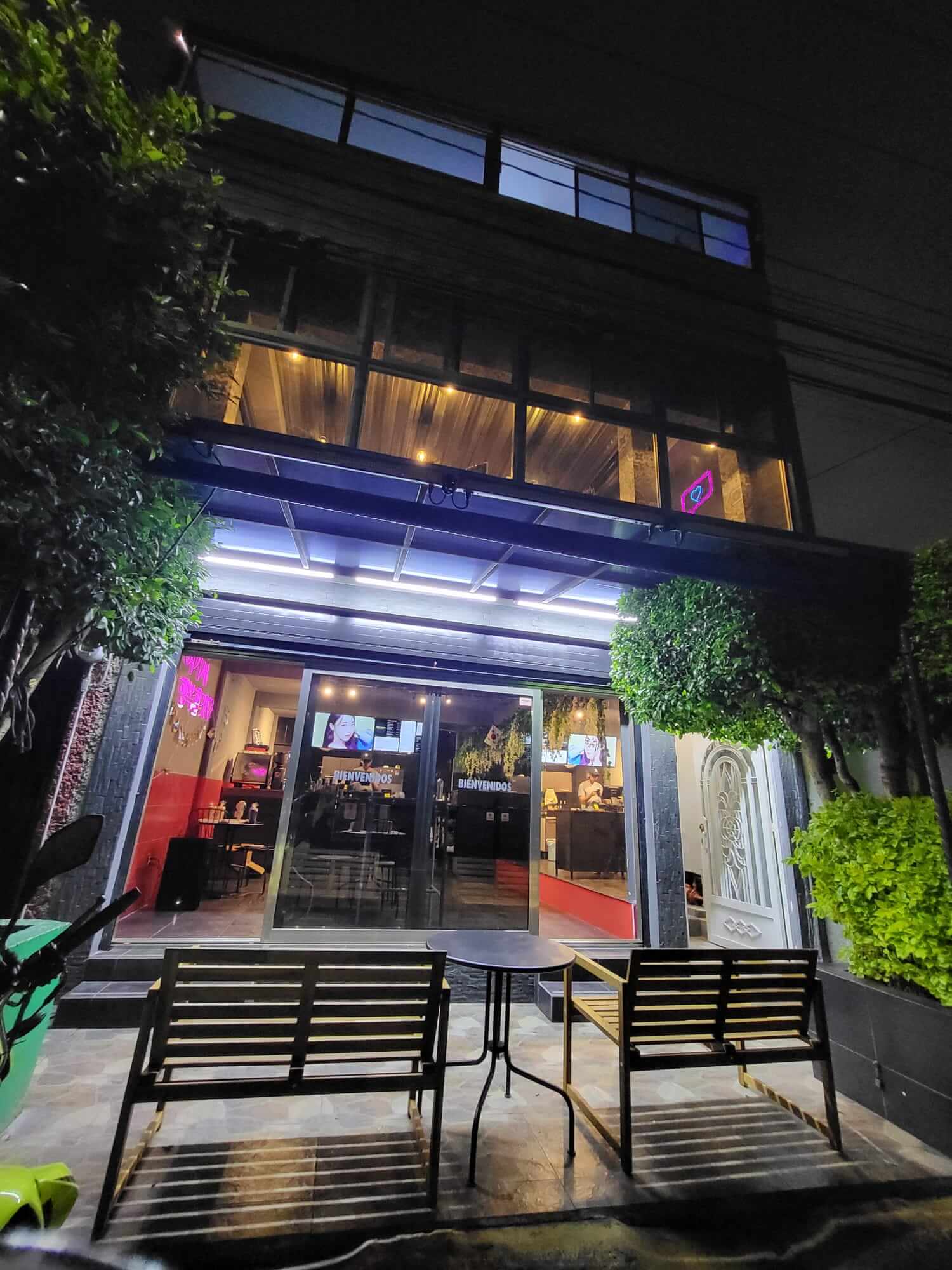 Fachada de Dochi Beans de noche