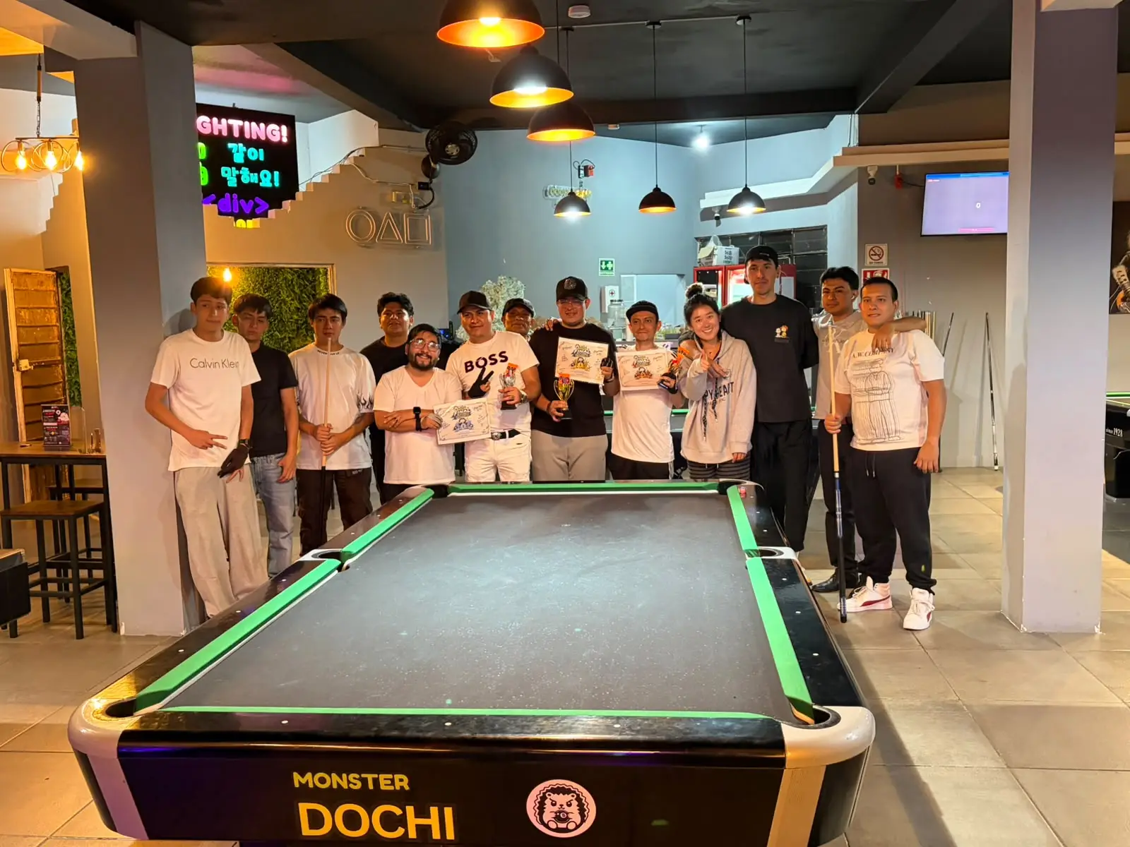 Angel (campeón), Eric (2.º lugar) y Edwin (3.er lugar), ganadores del Dochi Monster First Challenge de billar en Dochi Monster, Nezahualcóyotl